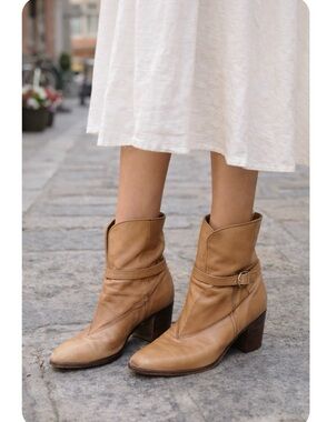 Italian leather De Luca Tan Leather Mid-Heel Ankle Boots - Women size 9.5